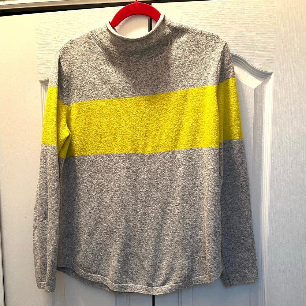 Women’s Old Navy Gray Sweater, Size Large